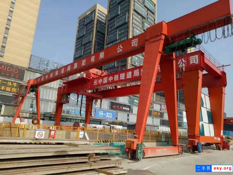 全包箱單梁結(jié)構(gòu)20噸二手龍門吊大驅(qū)動(dòng) 在位出售