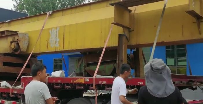 已拆完一臺(tái)全包箱32噸二手單梁龍門(mén)吊，跨度15.7米