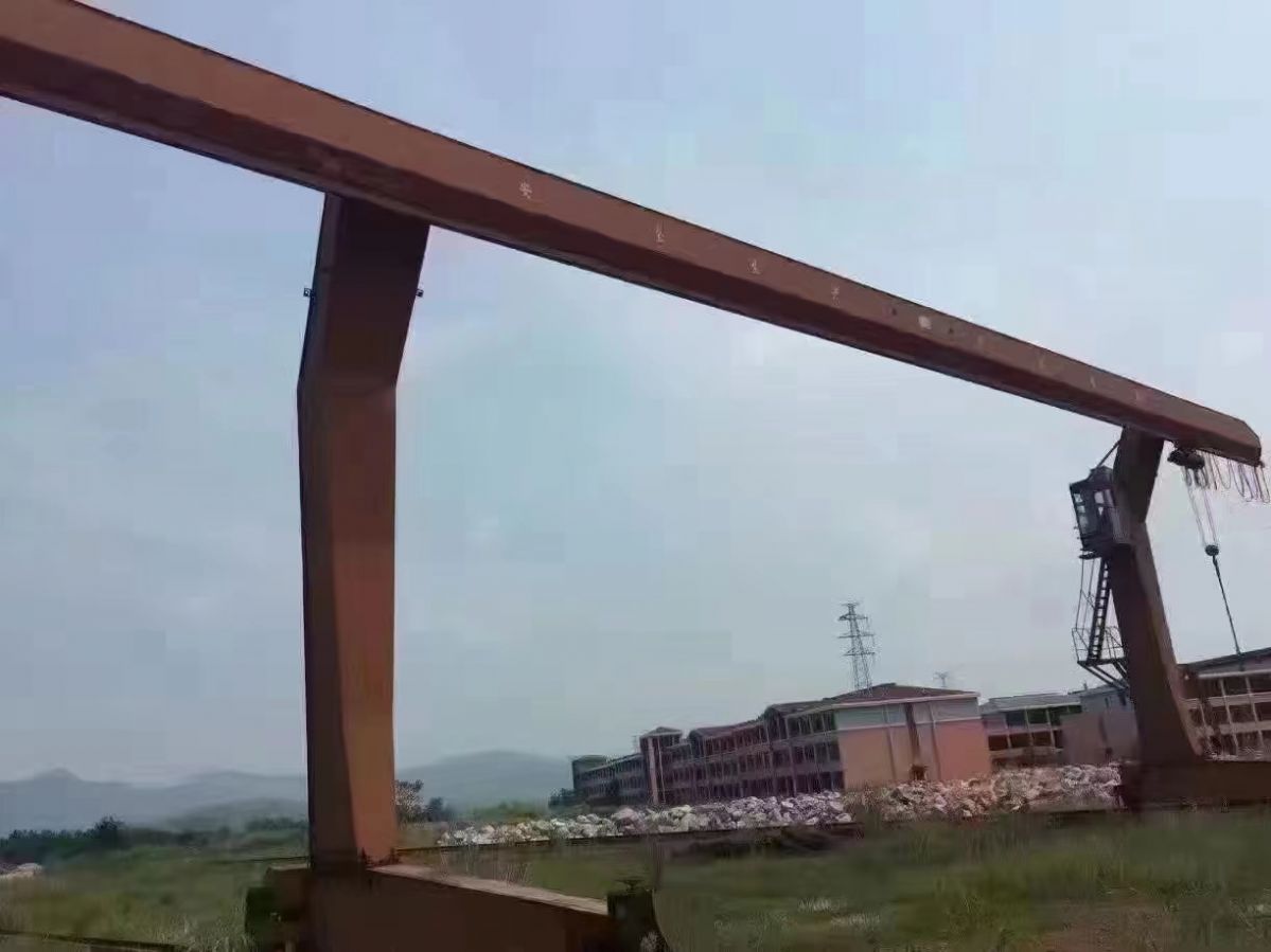 L型單梁式10噸二手偏掛龍門(mén)吊 跨度35米 兩臺(tái)出售