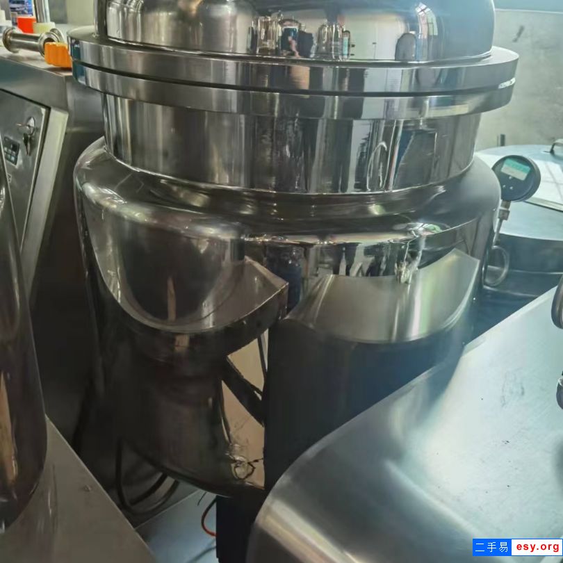 100升的真空乳化機一套  油水鍋齊全  有需要的電話聯(lián)系