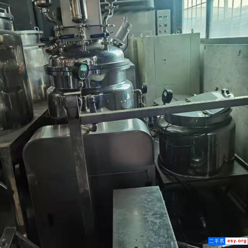 100升的真空乳化機一套  油水鍋齊全  有需要的電話聯(lián)系