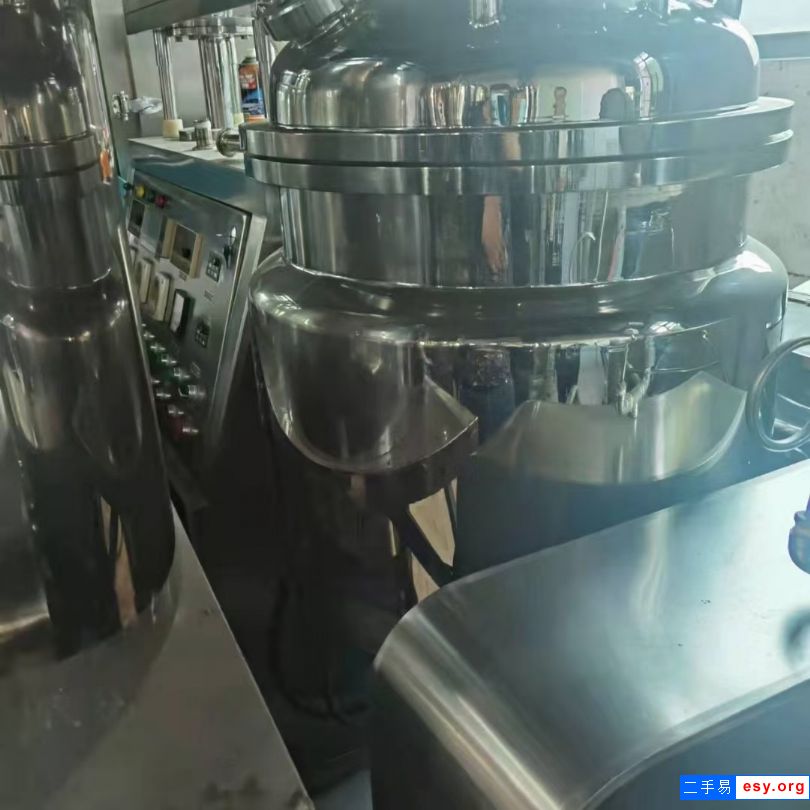 100升的真空乳化機一套  油水鍋齊全  有需要的電話聯(lián)系