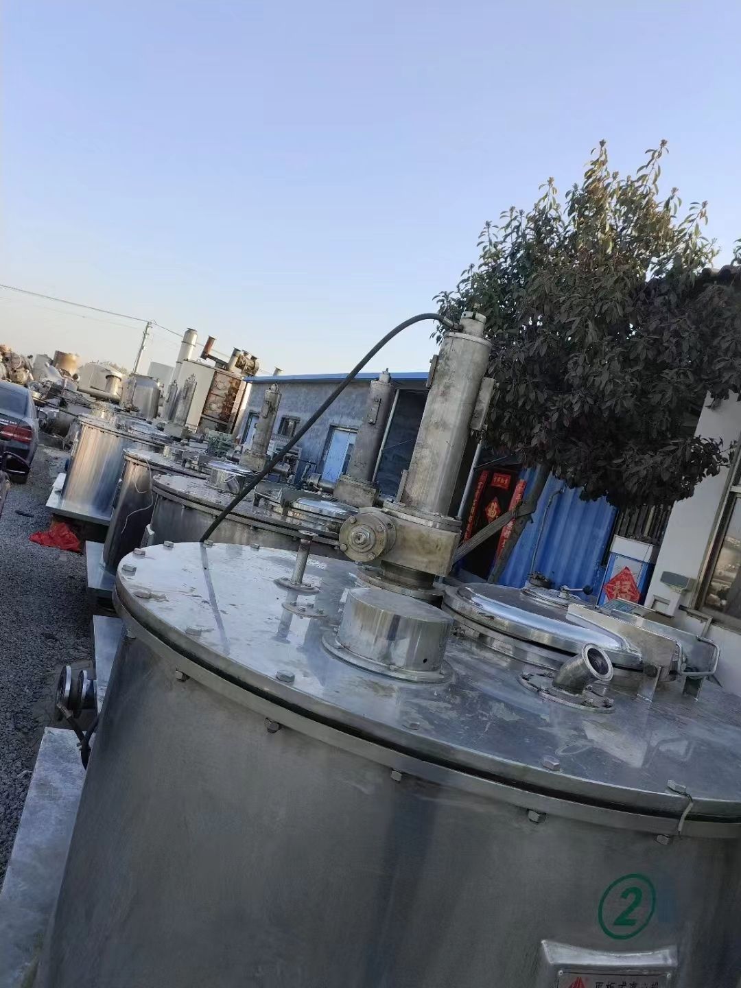 處理二手1250型刮刀拉袋下卸料離心機(jī) 平板結(jié)構(gòu)運(yùn)行平穩(wěn)