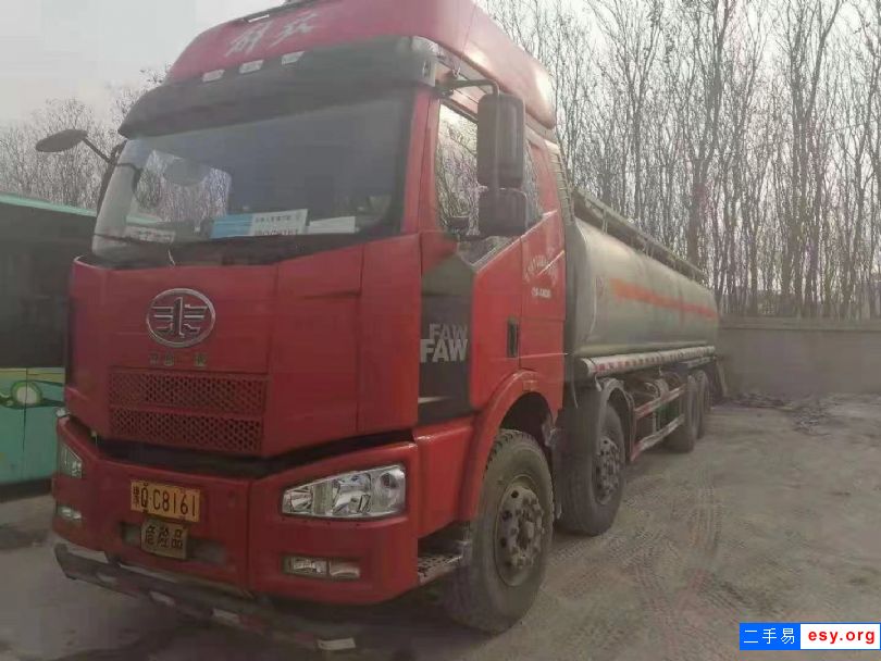 危險(xiǎn)品運(yùn)輸公司轉(zhuǎn)讓幾臺(tái)油罐車(chē)，加油車(chē)，前四后八，半掛油罐車(chē)