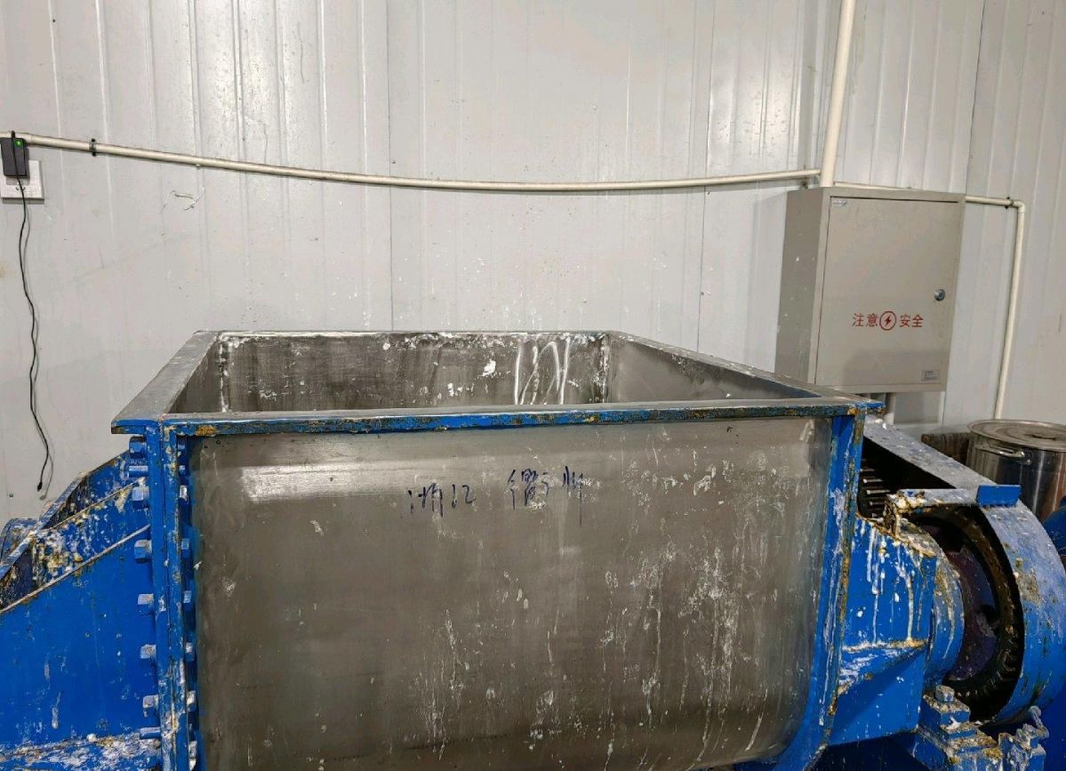 轉(zhuǎn)讓一臺(tái)500升捏合機(jī)，成色不錯(cuò)