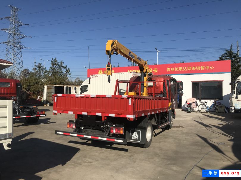 即墨重汽豪沃隨車吊藍(lán)牌可上路，隨車吊多少錢