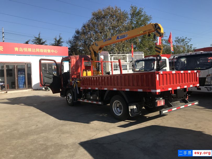 即墨重汽豪沃隨車吊藍(lán)牌可上路，隨車吊多少錢