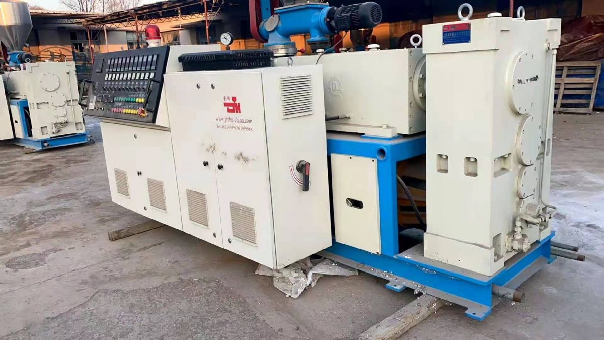 處理2套二手金湖65錐形雙螺桿型材擠出機