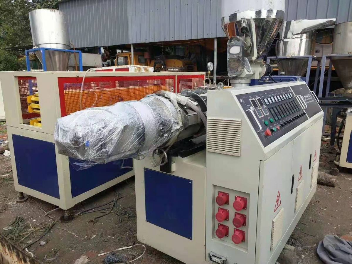 青島誠一65高扭矩錐形雙螺桿型材擠出機(jī)
