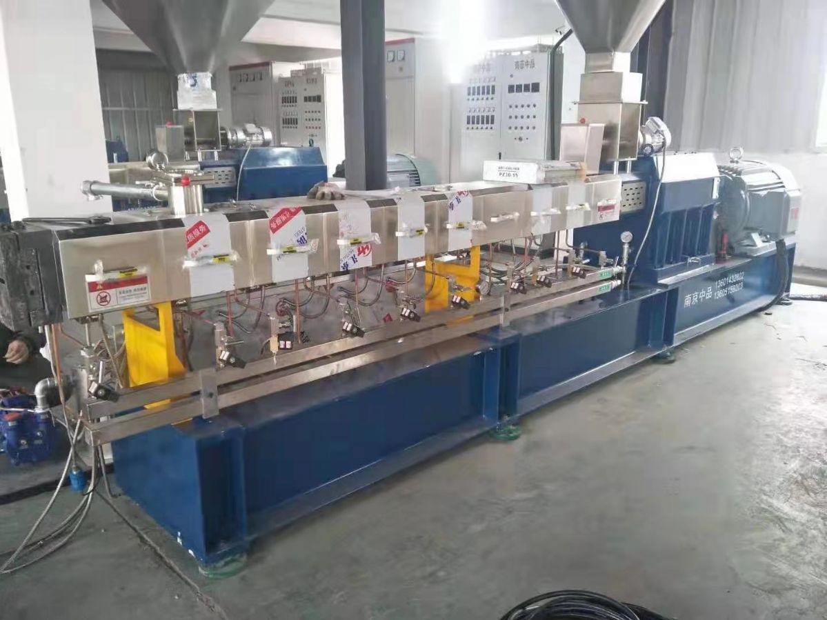 處理南京中品65B平行雙螺桿造粒機(jī)