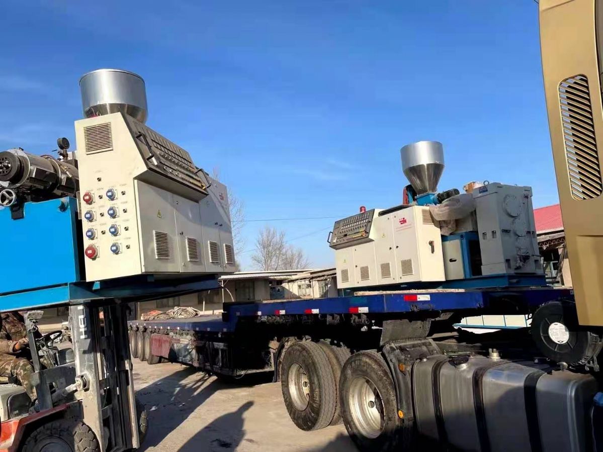 處理2套二手金湖65錐形雙螺桿型材擠出機