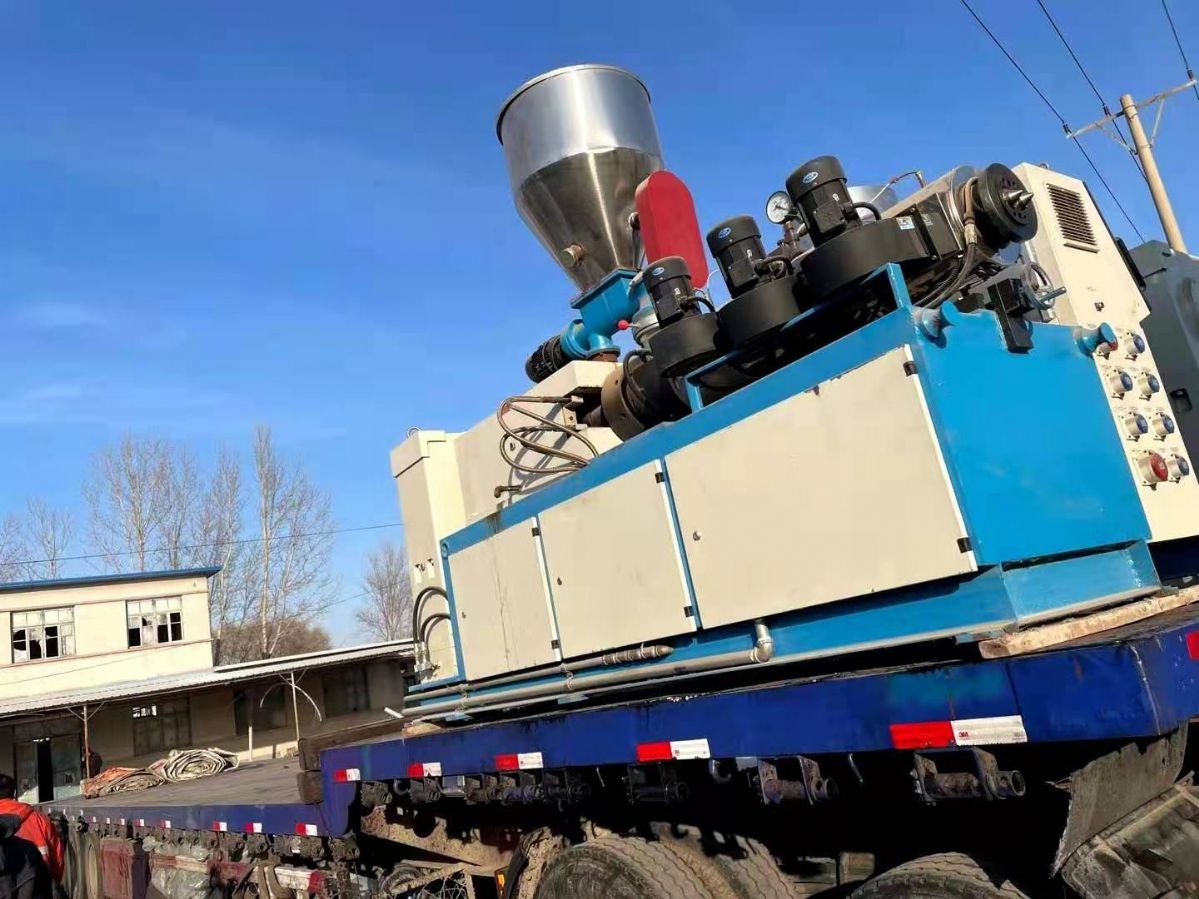處理2套二手金湖65錐形雙螺桿型材擠出機