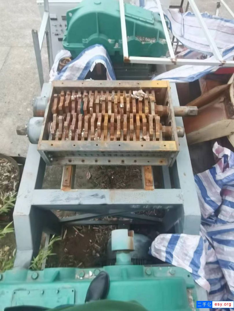 轉(zhuǎn)讓9成新1200型撕碎機一臺，9成新河北萬邦壓塊機一臺
