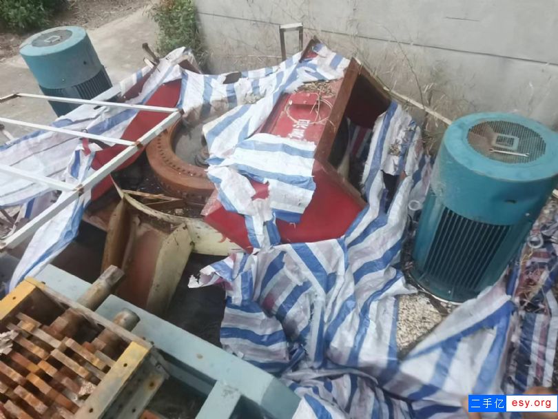 轉(zhuǎn)讓9成新1200型撕碎機一臺，9成新河北萬邦壓塊機一臺