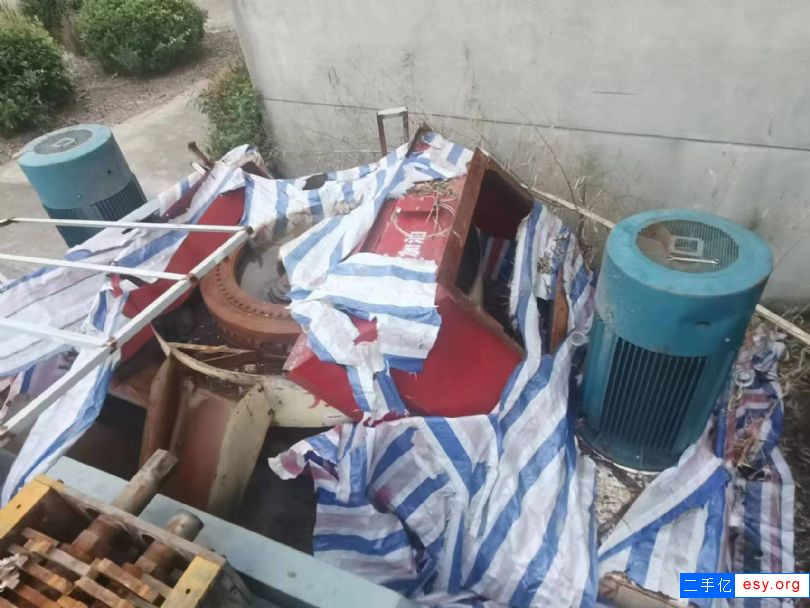 轉(zhuǎn)讓9成新1200型撕碎機一臺，9成新河北萬邦壓塊機一臺