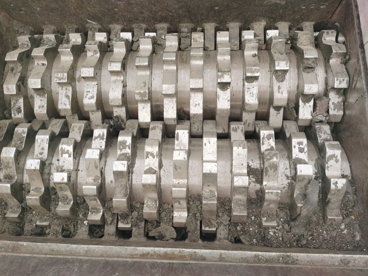 轉(zhuǎn)讓9成新800重型雙軸撕碎機(jī)