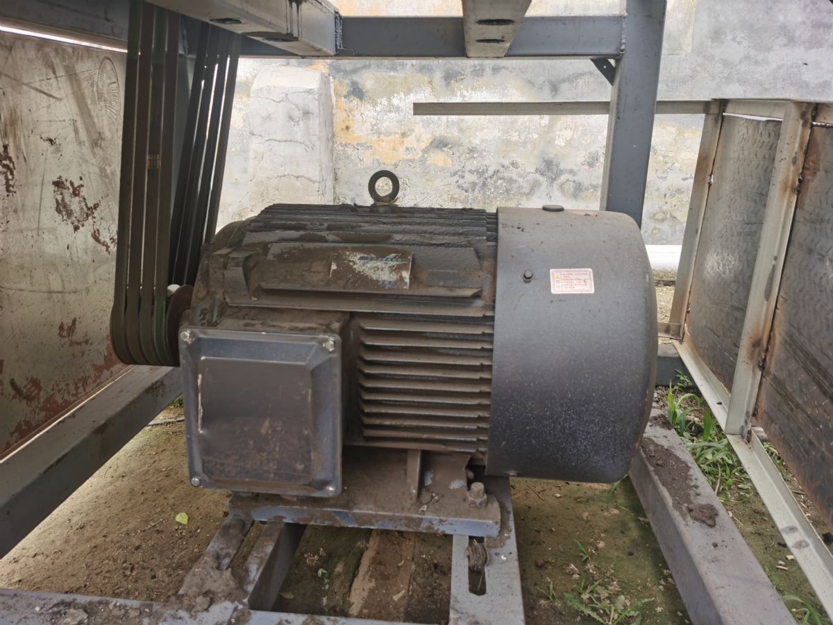 轉(zhuǎn)讓9成新800重型雙軸撕碎機(jī)