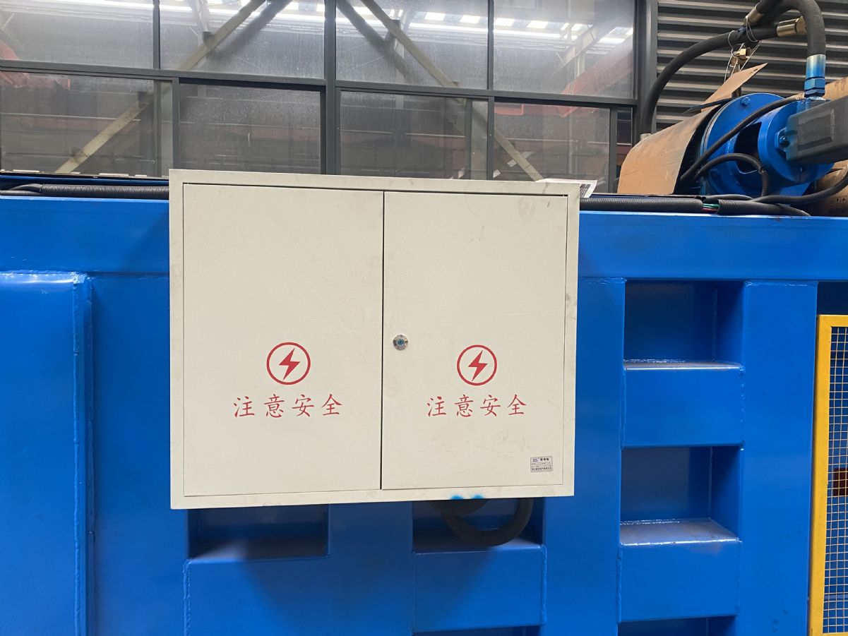 轉(zhuǎn)9.5新 大華打包機(jī)一臺(tái)！可送30噸的冷卻塔2噸的液壓油