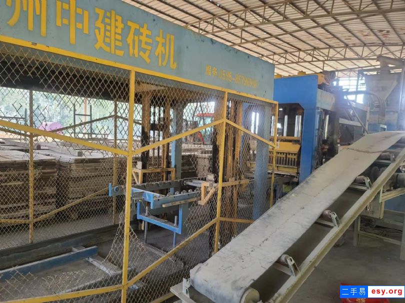 賣水泥磚機(jī),兩輛叉車,和一輛鏟車