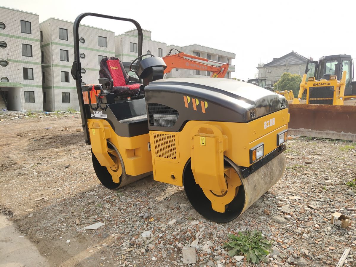 二手小型壓路機(jī)美滋滋！正宗徐工3噸雙鋼輪