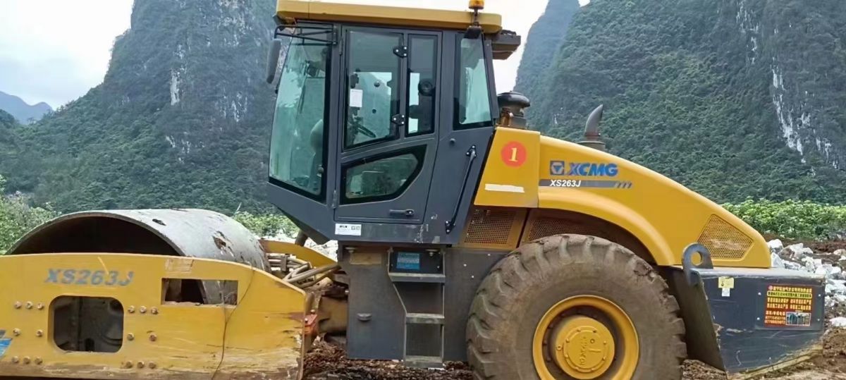 大型振動壓路機國道干線！二手徐工26噸振動壓路機