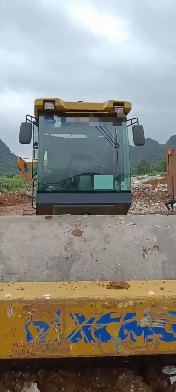 大型振動壓路機國道干線！二手徐工26噸振動壓路機
