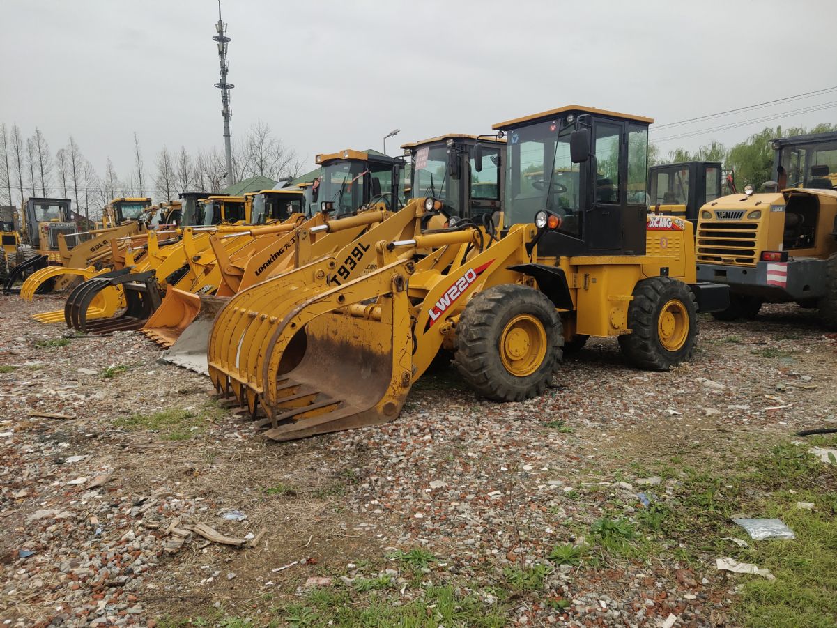 兇悍無比！二手小鏟車18小型裝載機