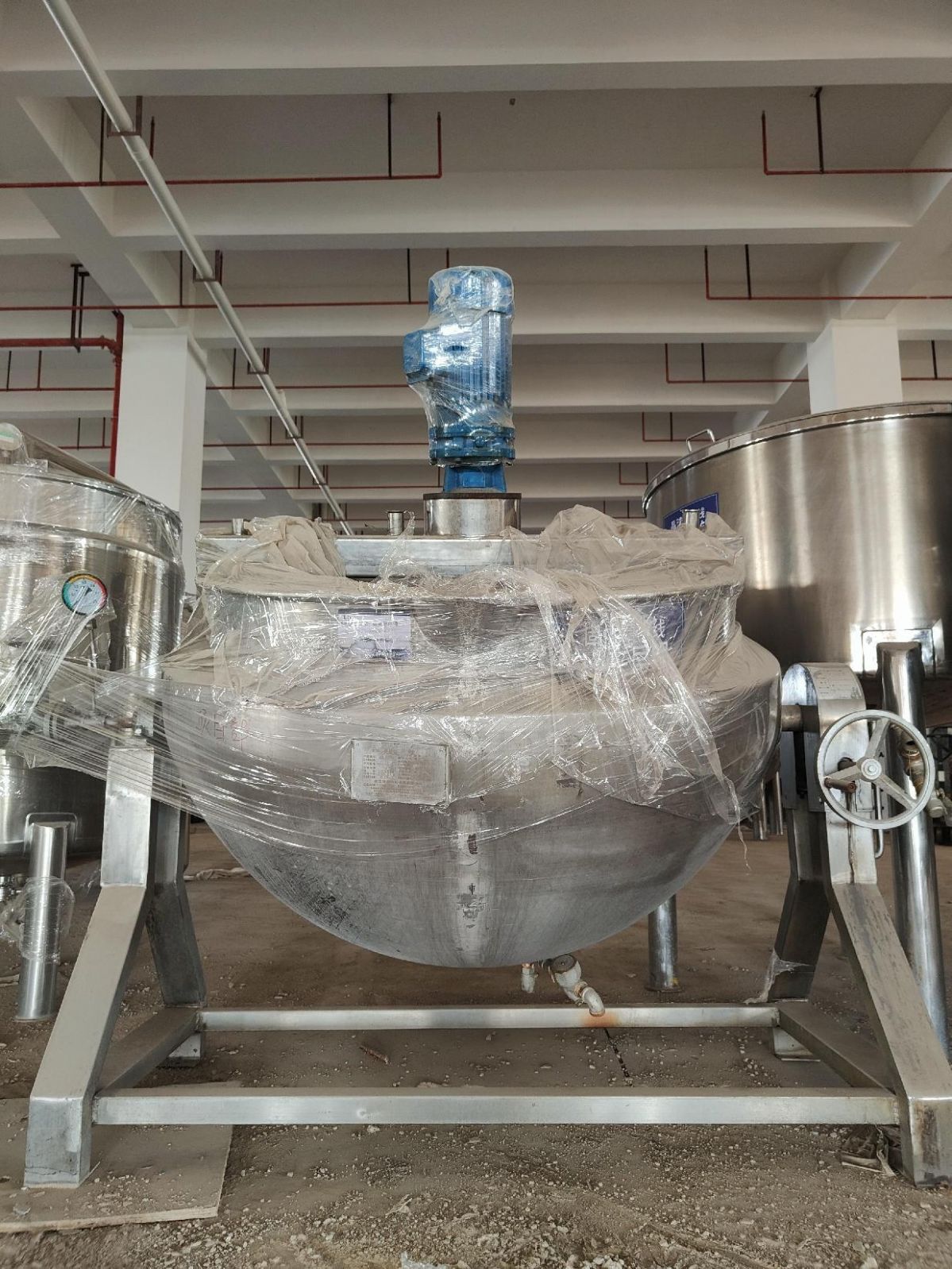 食品廠大量煮制鍋罐子等出售
