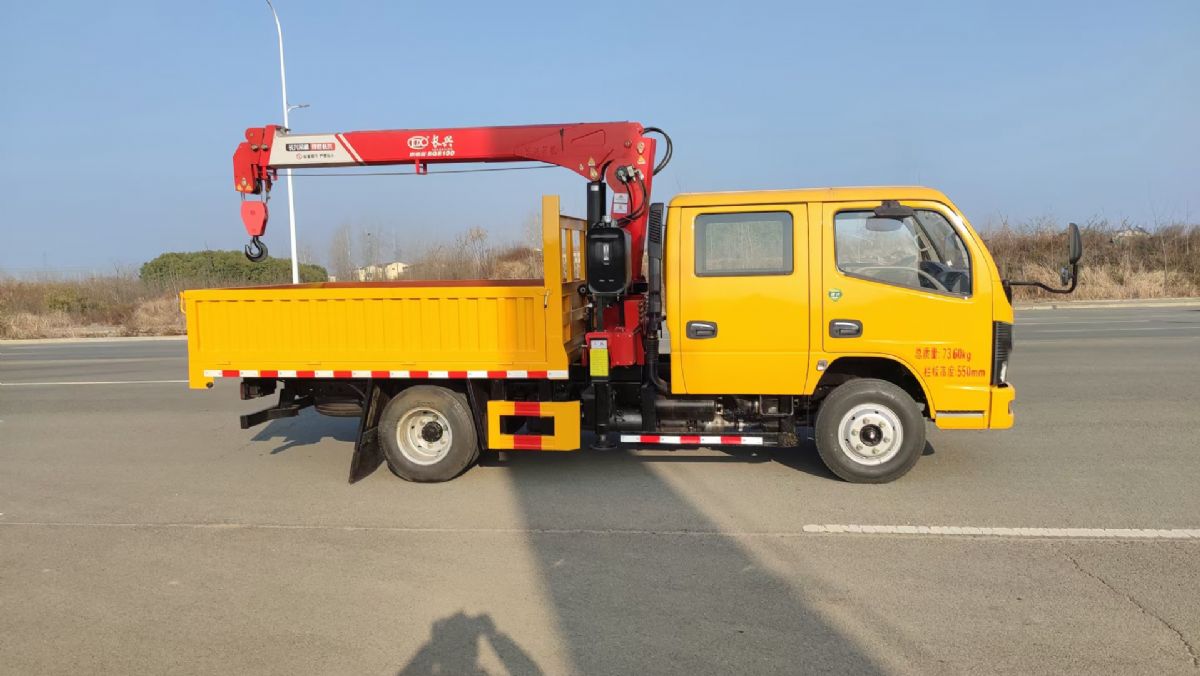 低價轉讓4噸隨車吊一臺