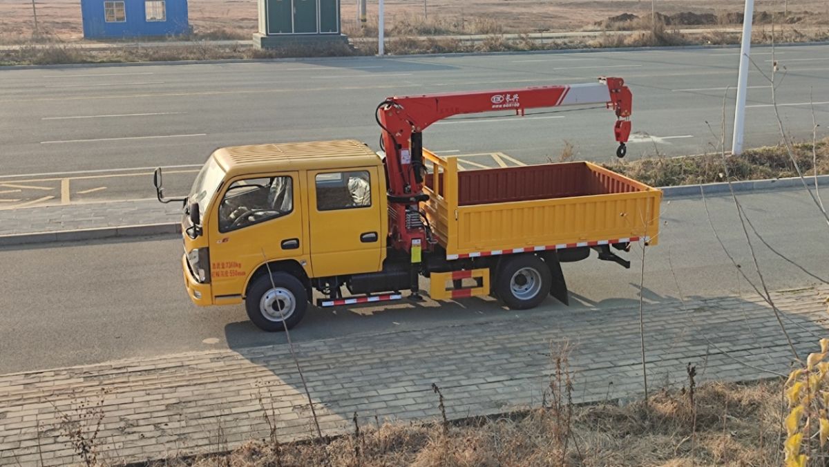 低價轉讓4噸隨車吊一臺