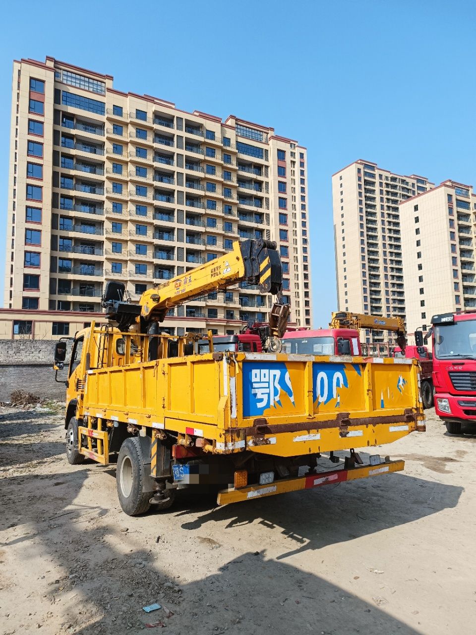 低價轉(zhuǎn)讓精品6.3噸藍(lán)牌隨車吊