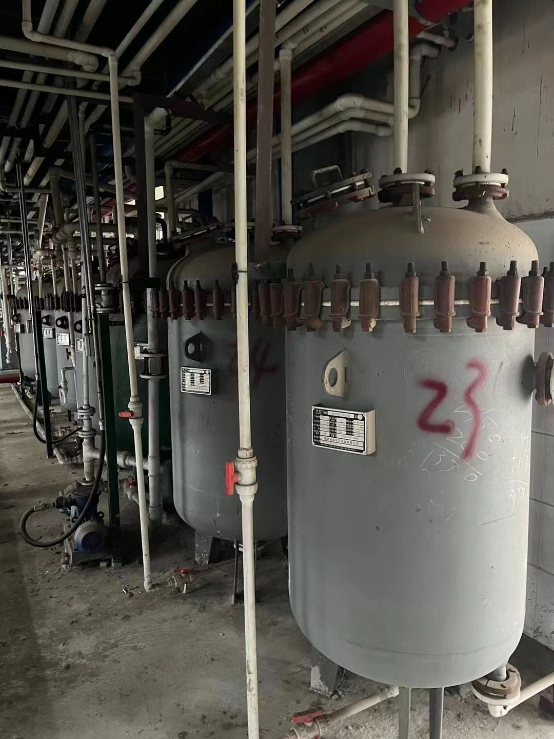 轉(zhuǎn)讓1000L立式搪瓷儲罐