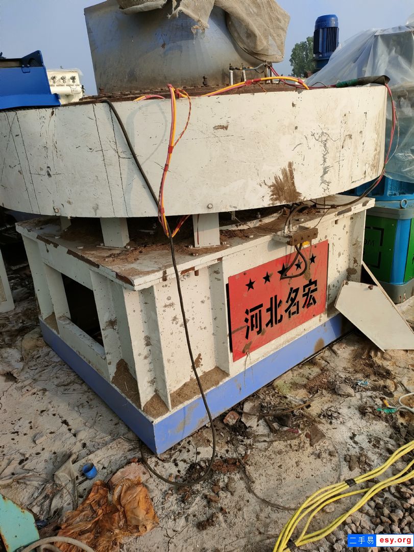 出售一臺(tái)名宏72孔壓塊機(jī)，電機(jī)110千瓦