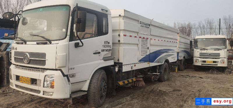 中型八噸掃地車帶灑水吸塵清掃