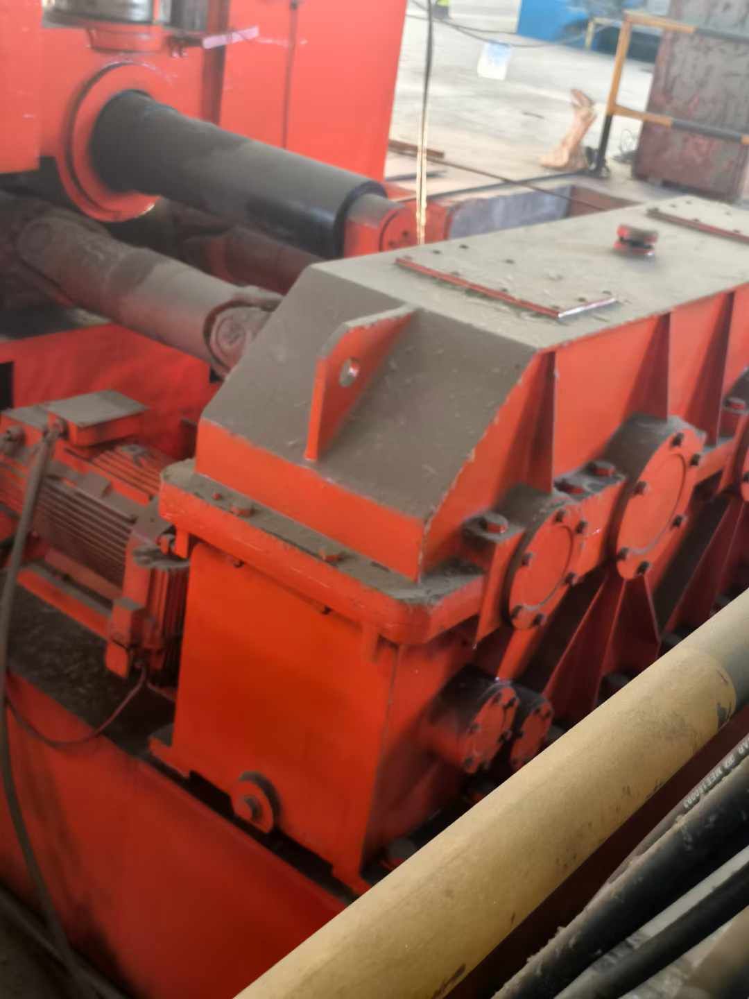 出售一臺(tái)鄂重9成新80×3200卷板機(jī)