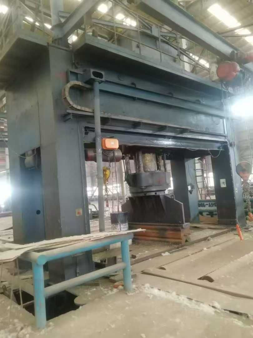 出售1000噸龍門(mén)壓力機(jī)，油缸帶移動(dòng)