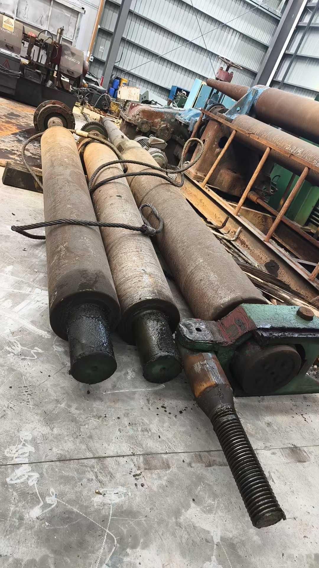 低價出售卷板機輥子，500粗一根，400粗兩根，輥面長度3.1米