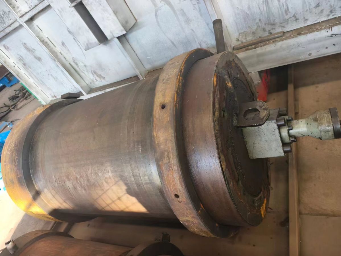 出售400噸油缸兩個，1000噸油缸一個，行程900mm