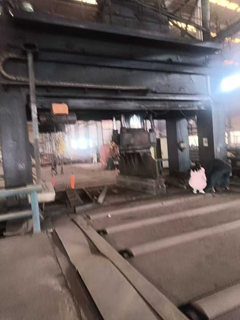 出售1000噸龍門(mén)壓力機(jī)，油缸帶移動(dòng)