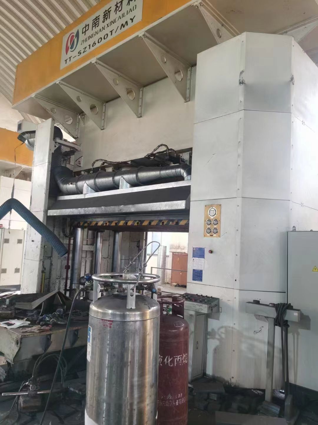 轉(zhuǎn)讓9新二手3000噸壓力機(jī)，工作臺(tái)4.5米×2.2米