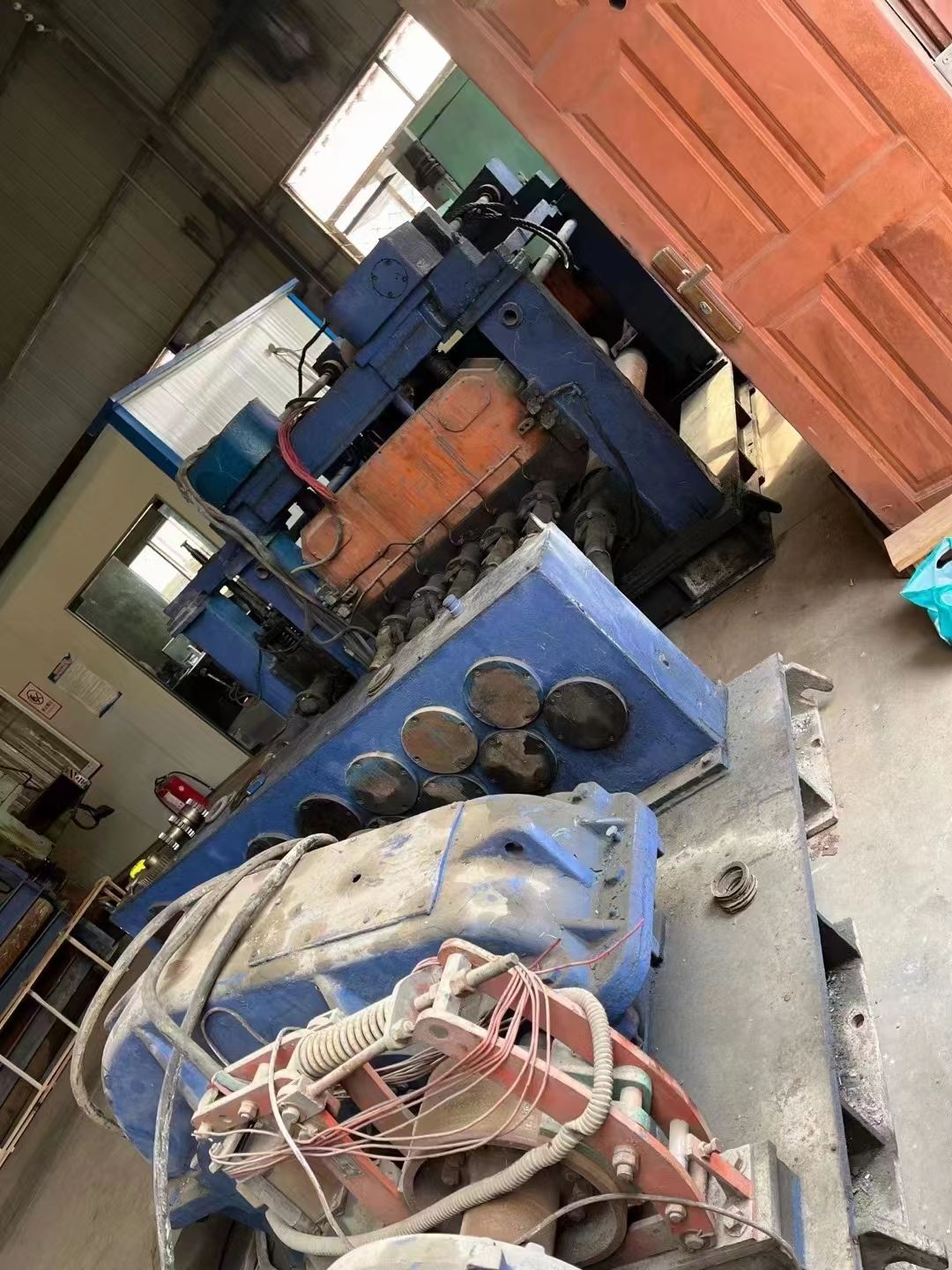 轉(zhuǎn)讓85新二手10x1600鋼板校平機(jī)