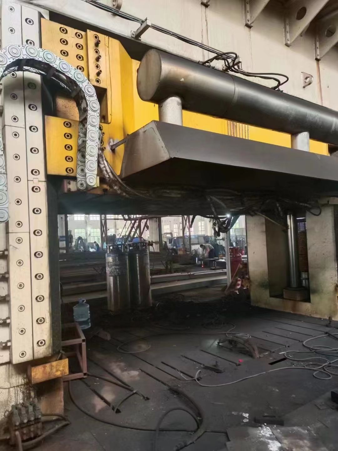 轉(zhuǎn)讓9新二手3000噸壓力機(jī)，工作臺(tái)4.5米×2.2米