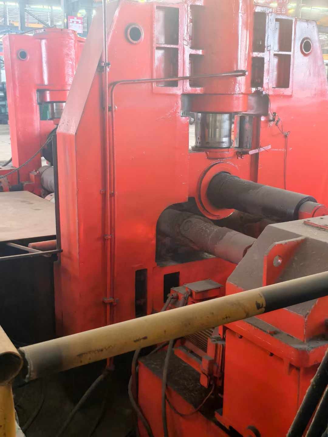 出售一臺(tái)鄂重9成新80×3200卷板機(jī)