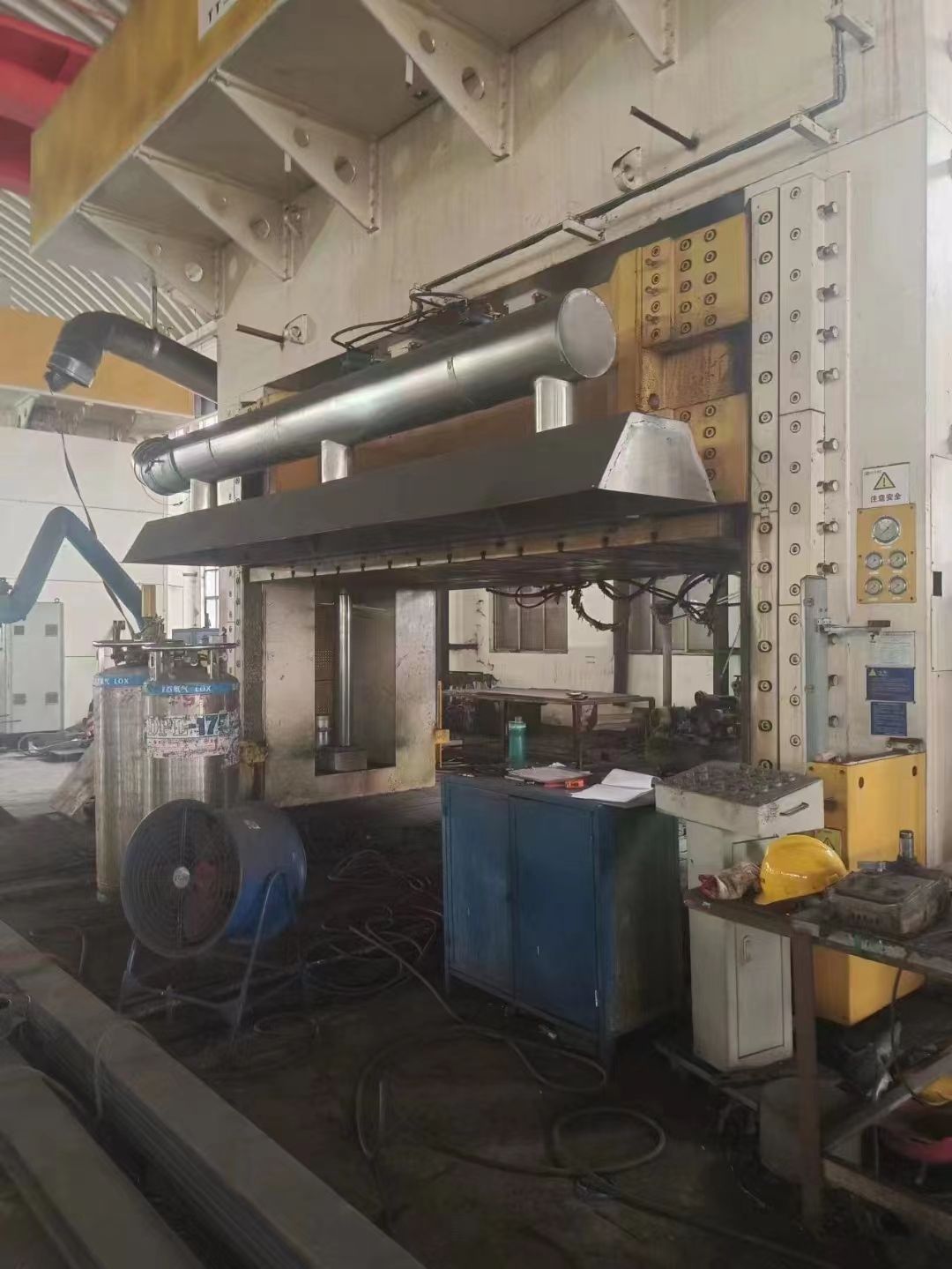 轉(zhuǎn)讓9新二手3000噸壓力機(jī)，工作臺(tái)4.5米×2.2米