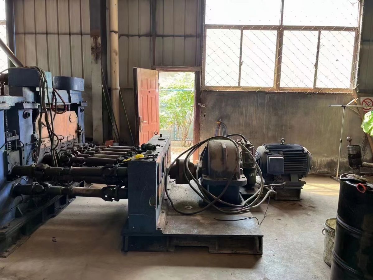 轉(zhuǎn)讓85新二手10x1600鋼板校平機(jī)