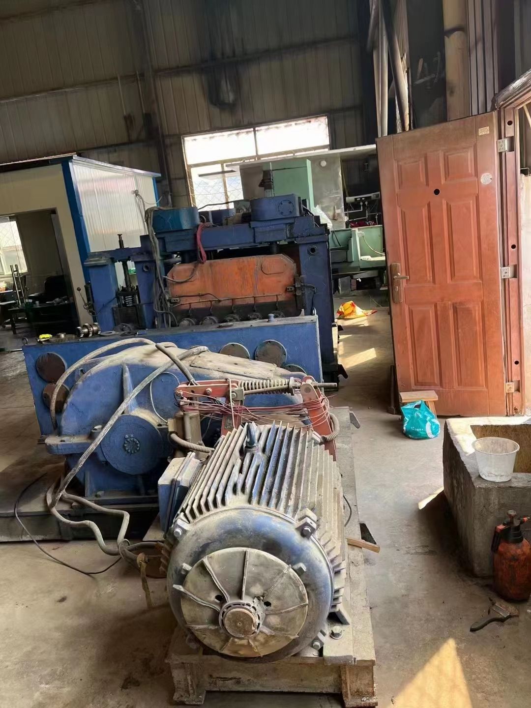 轉(zhuǎn)讓85新二手10x1600鋼板校平機(jī)