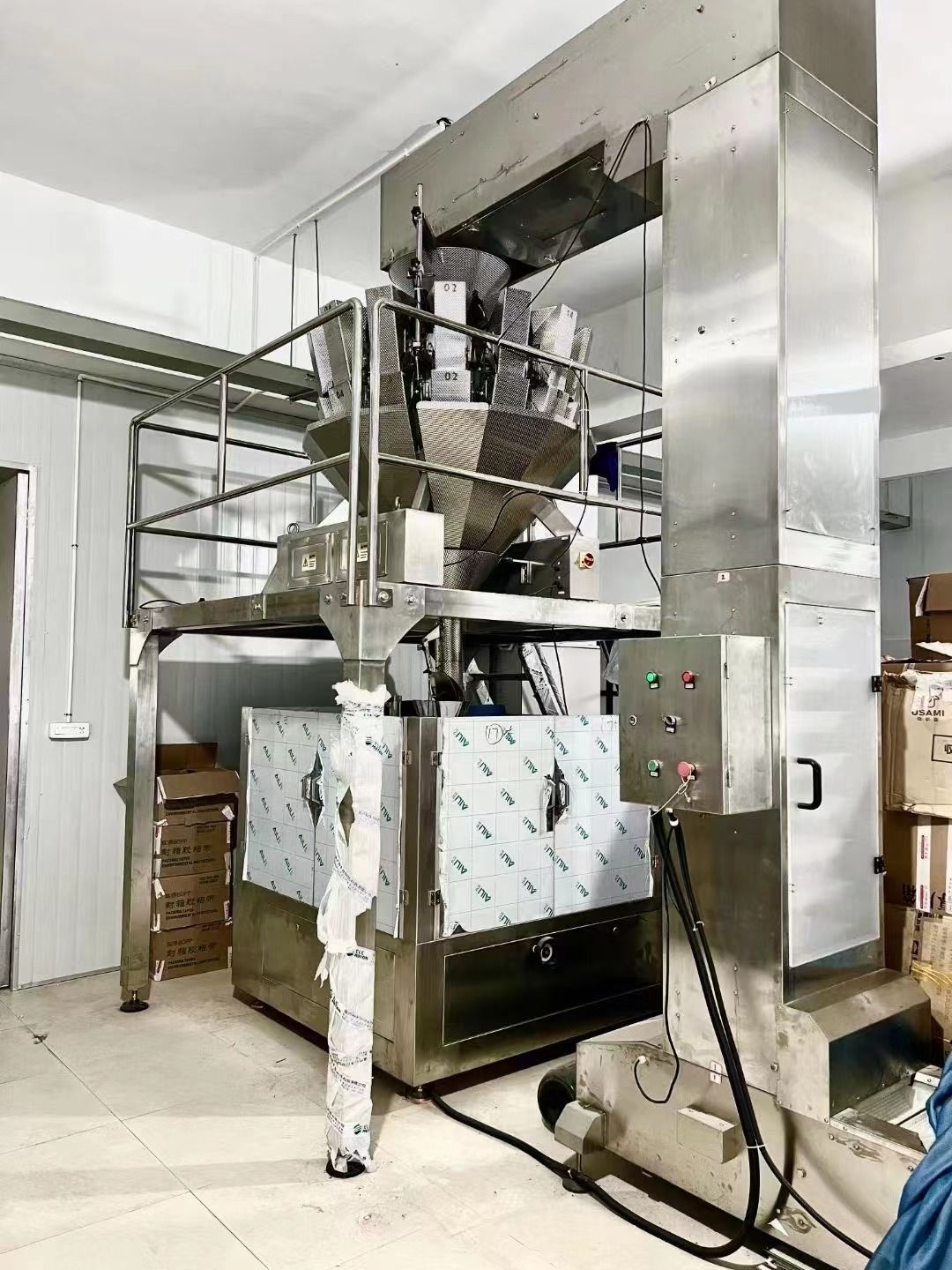 出售二手小零食給袋式包裝機(jī)，320型多頭稱給袋包裝機(jī)，枕式自動(dòng)包裝機(jī)