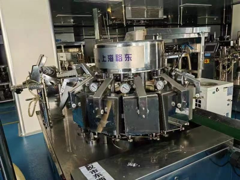 出售99成新餅干零食10頭秤稱重320型立式背封包裝機(jī)雞翅給袋式包裝機(jī)