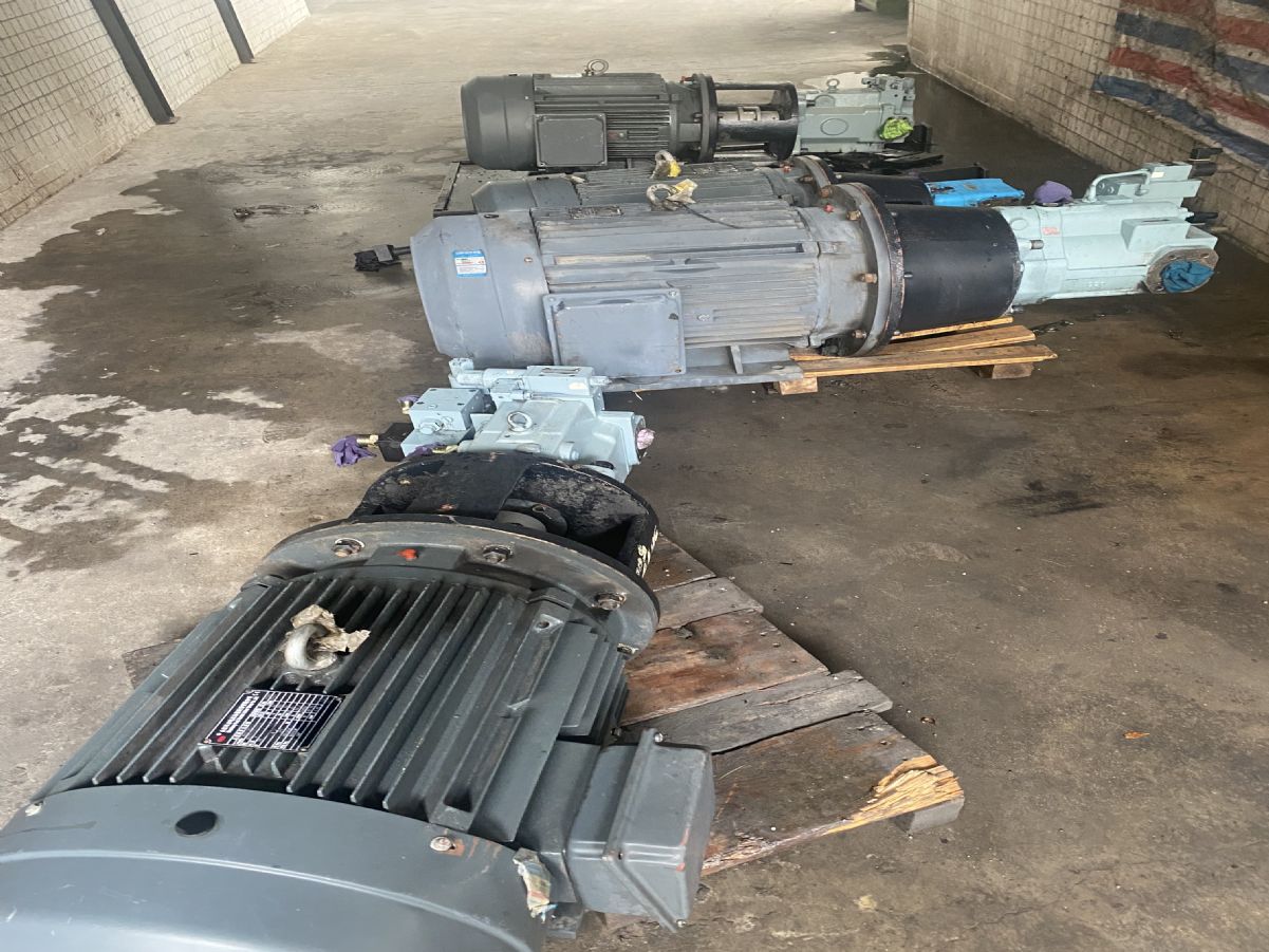 轉(zhuǎn)讓13KW電機(jī)馬達(dá)油研變量泵整套 95成新二手注塑機(jī)設(shè)備出售