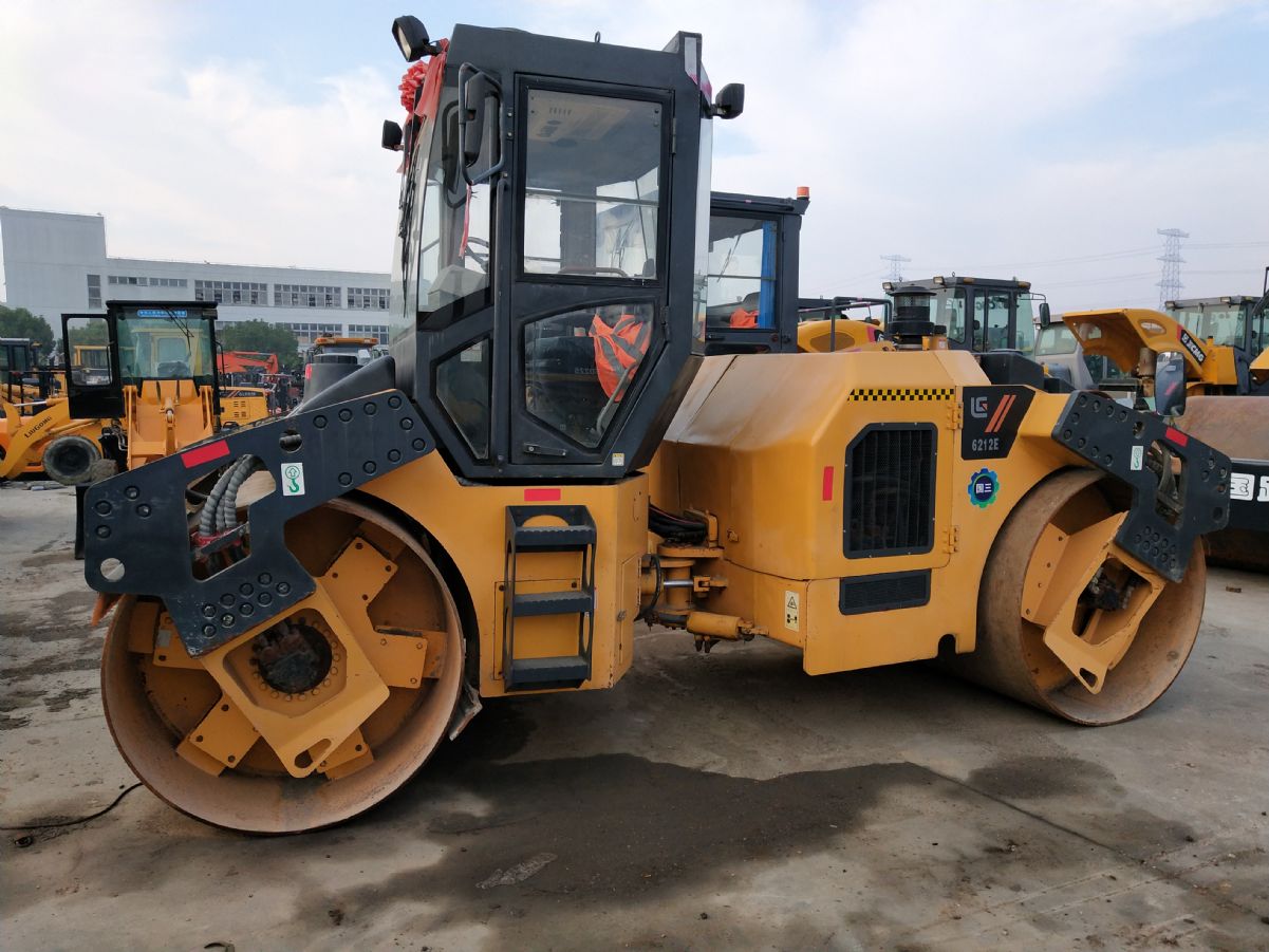 安陽(yáng)二手26噸膠輪壓路機(jī)